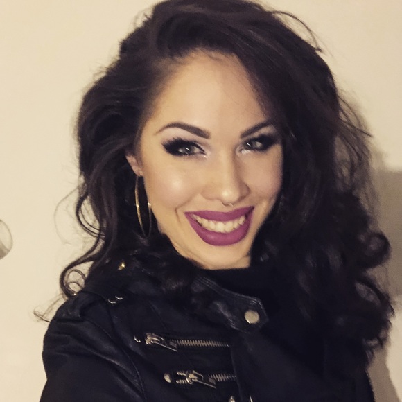 Meet Your Posher: KT - Picture 1 of 1